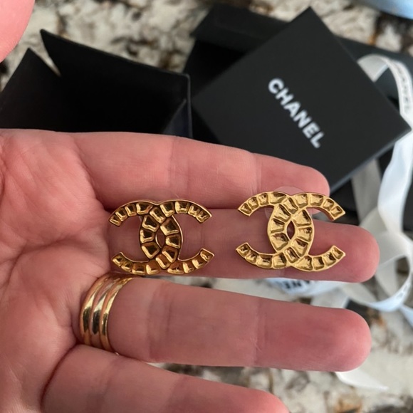Sold Along the Nile Chanel studs - Picture 4 of 5